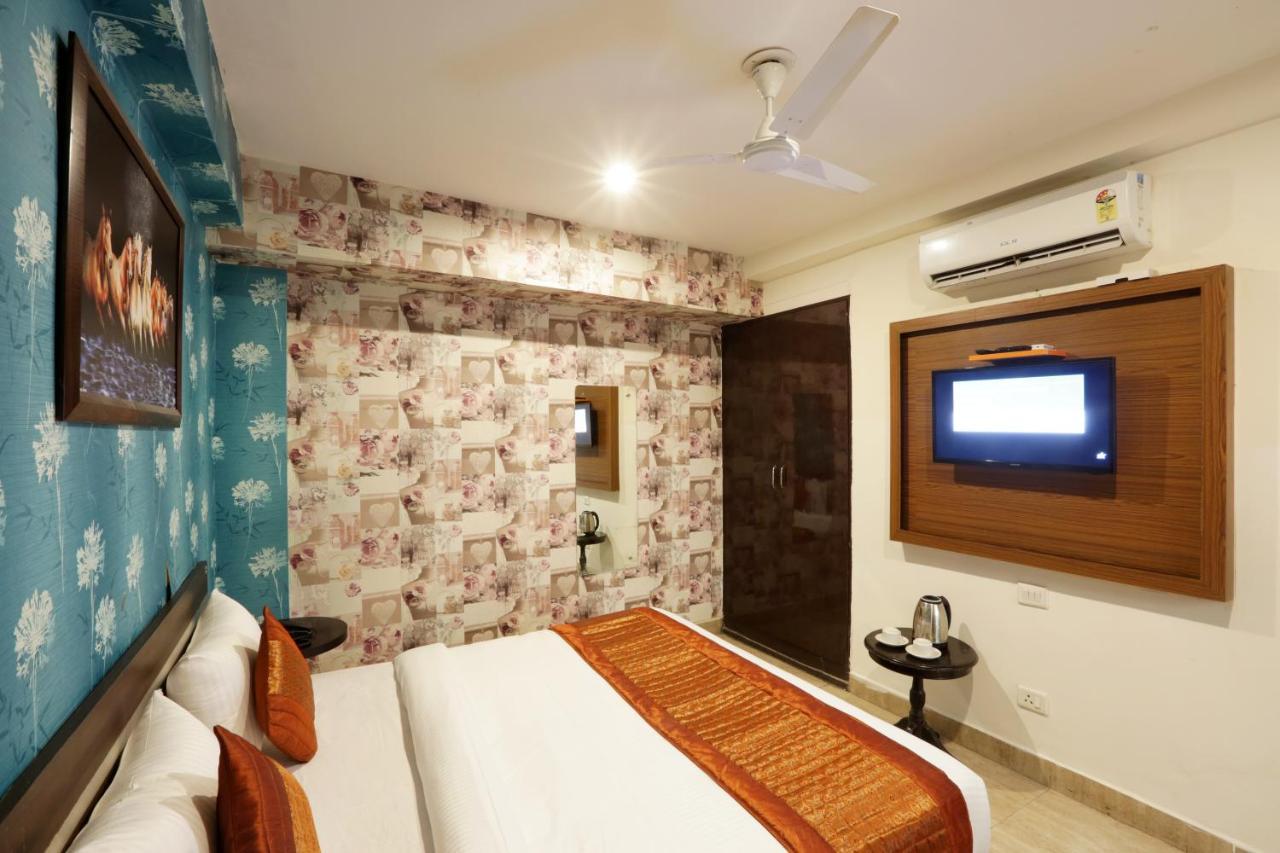 Hotel Ark Wood At Airport Yeni Delhi Dış mekan fotoğraf