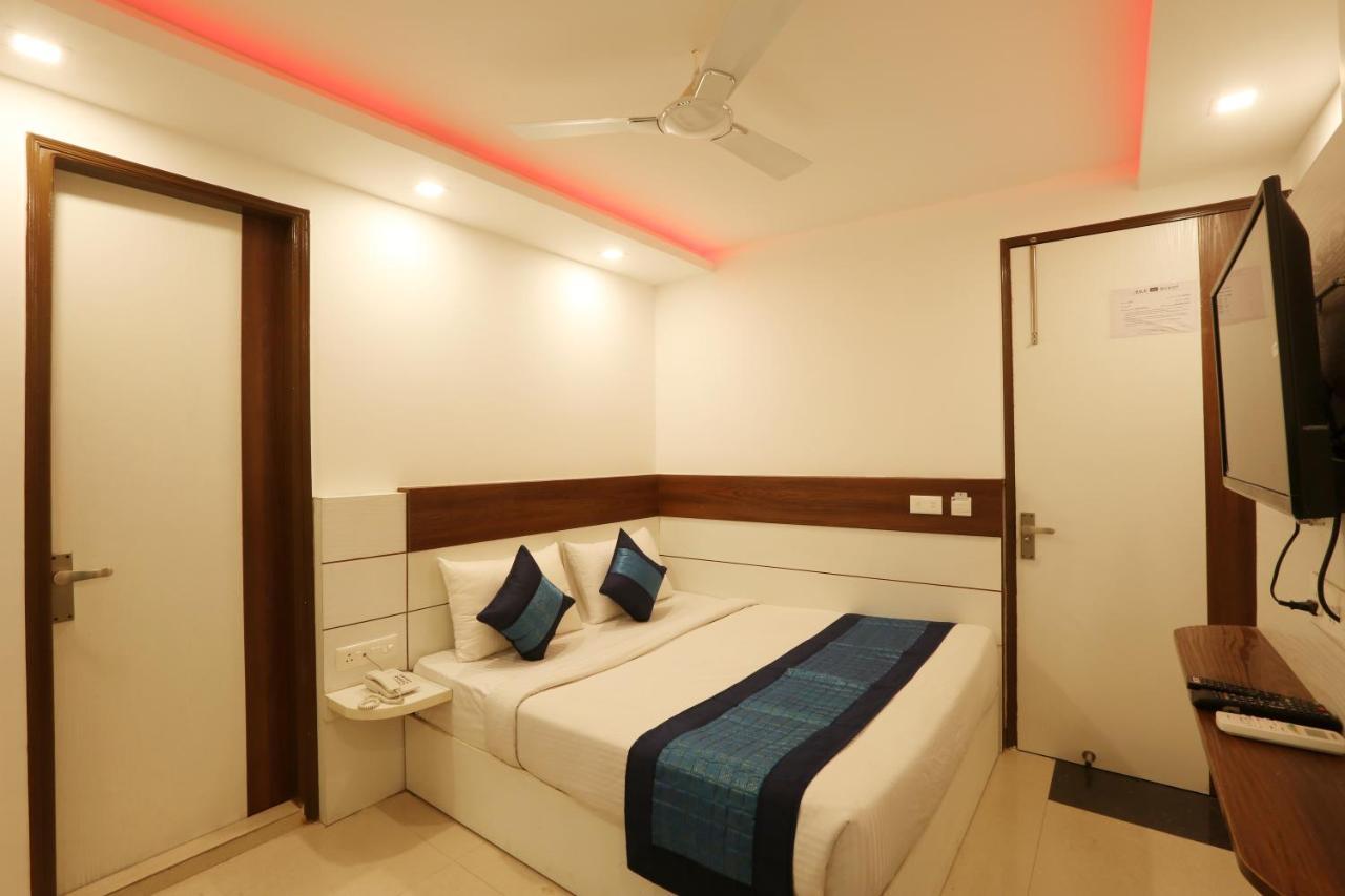Hotel Ark Wood At Airport Yeni Delhi Dış mekan fotoğraf
