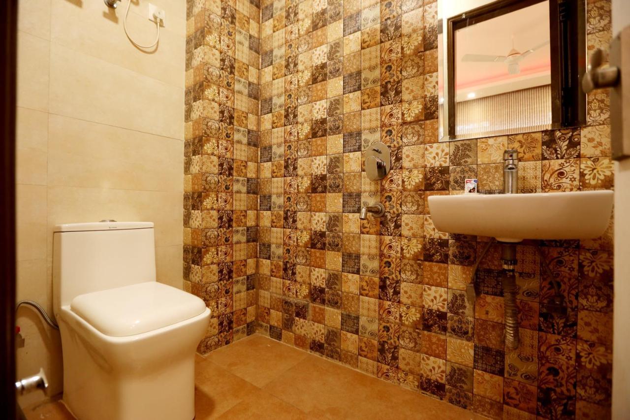 Hotel Ark Wood At Airport Yeni Delhi Dış mekan fotoğraf
