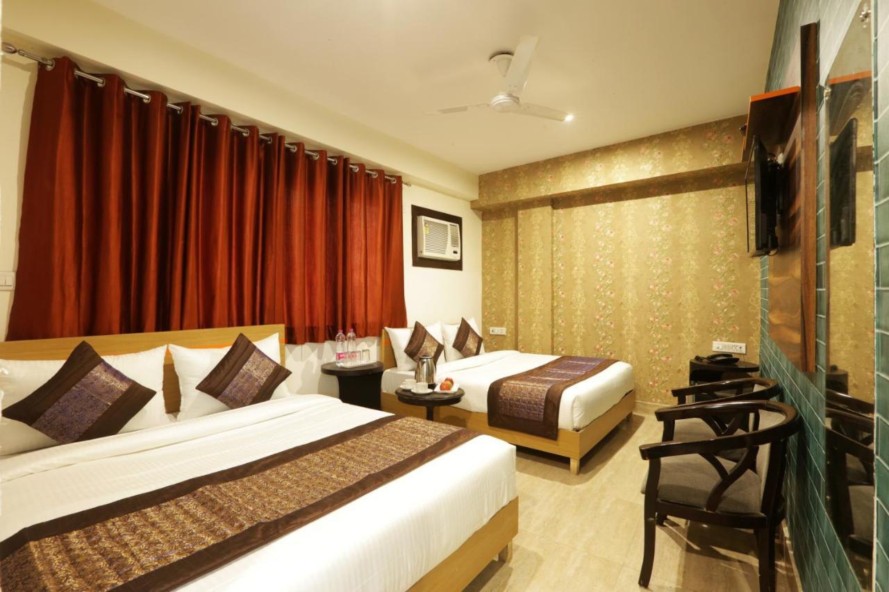 Hotel Ark Wood At Airport Yeni Delhi Dış mekan fotoğraf