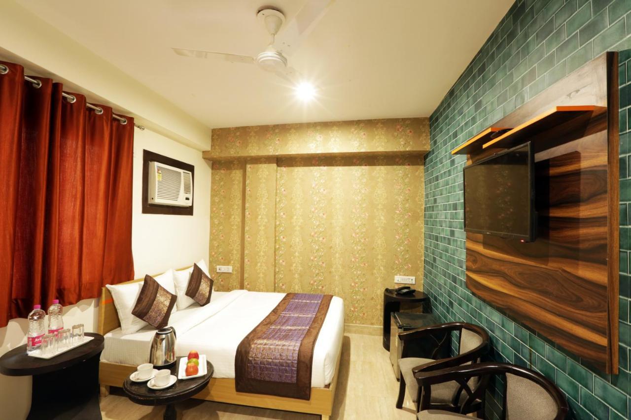 Hotel Ark Wood At Airport Yeni Delhi Dış mekan fotoğraf
