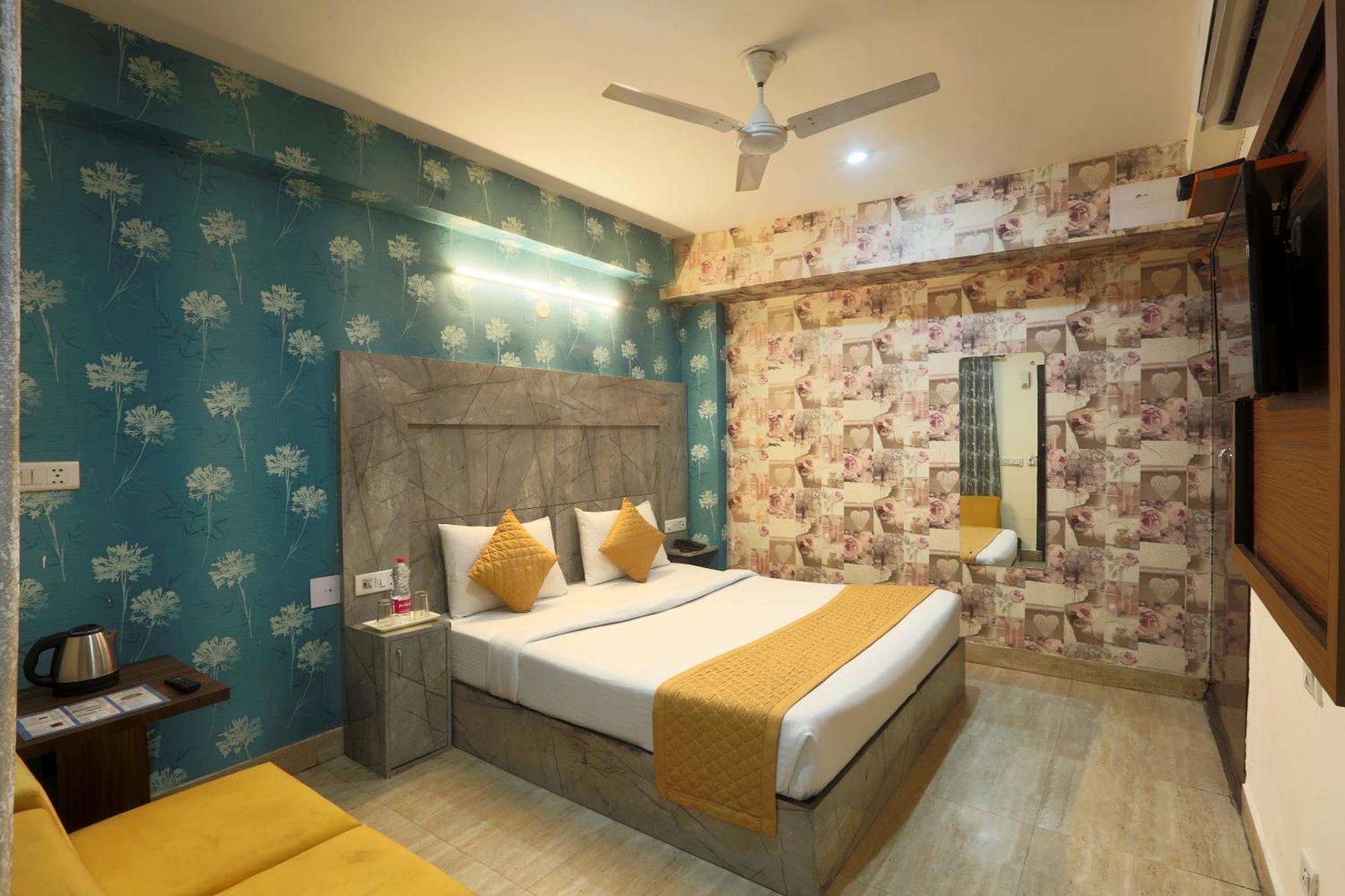 Hotel Ark Wood At Airport Yeni Delhi Dış mekan fotoğraf