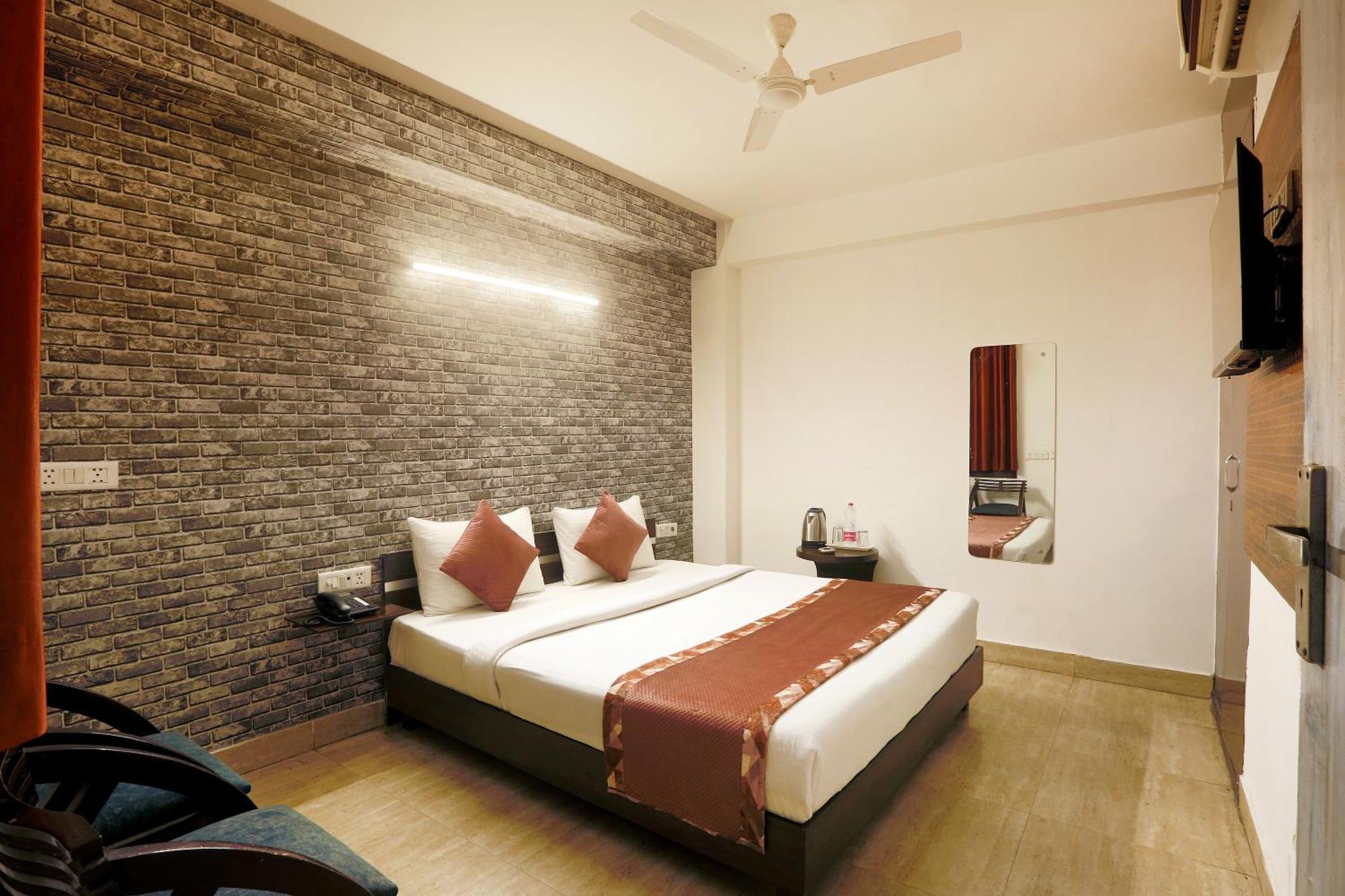 Hotel Ark Wood At Airport Yeni Delhi Dış mekan fotoğraf