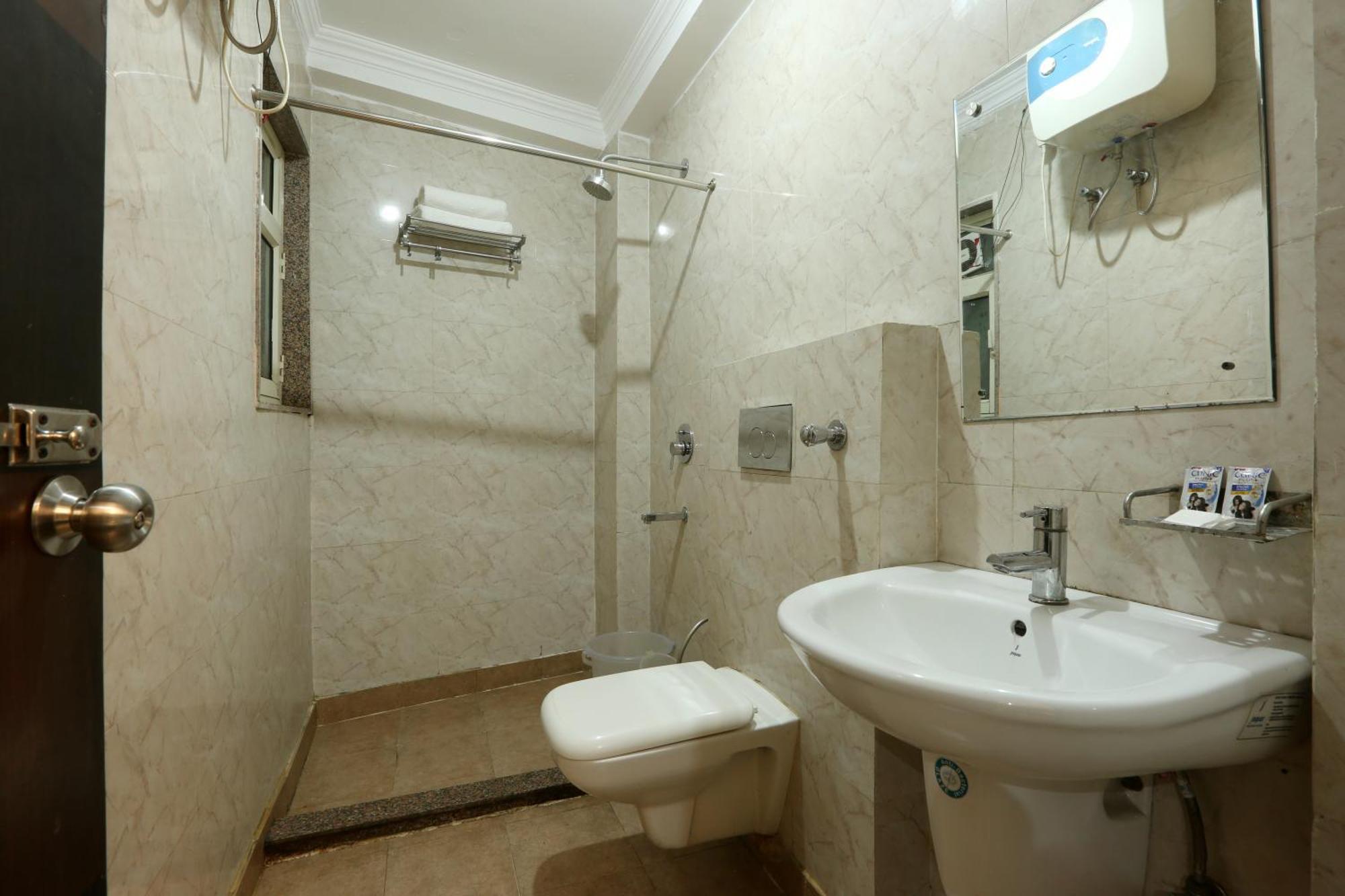 Hotel Ark Wood At Airport Yeni Delhi Dış mekan fotoğraf