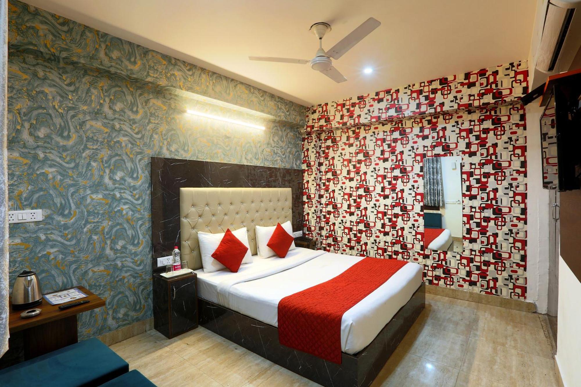 Hotel Ark Wood At Airport Yeni Delhi Dış mekan fotoğraf