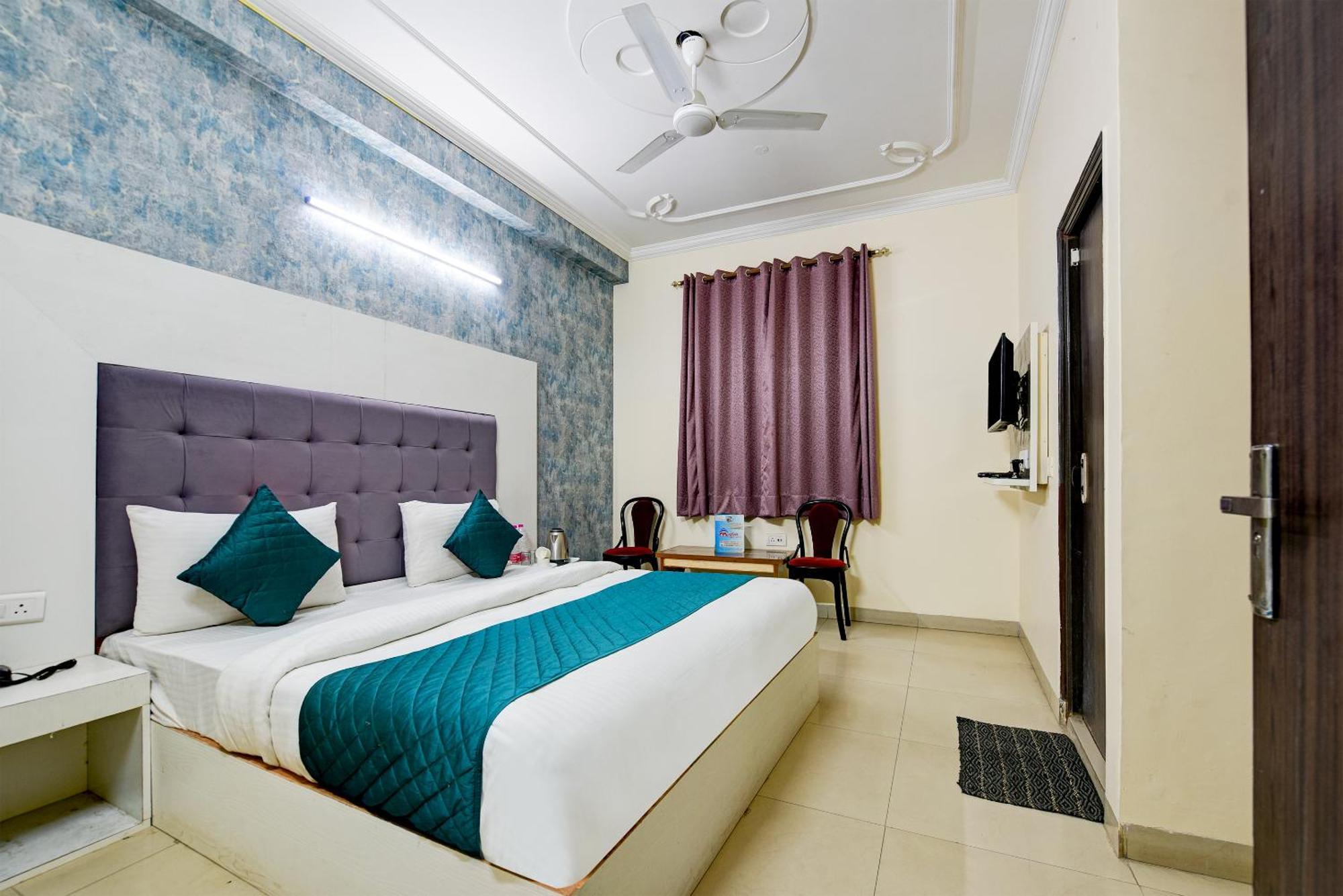 Hotel Ark Wood At Airport Yeni Delhi Dış mekan fotoğraf