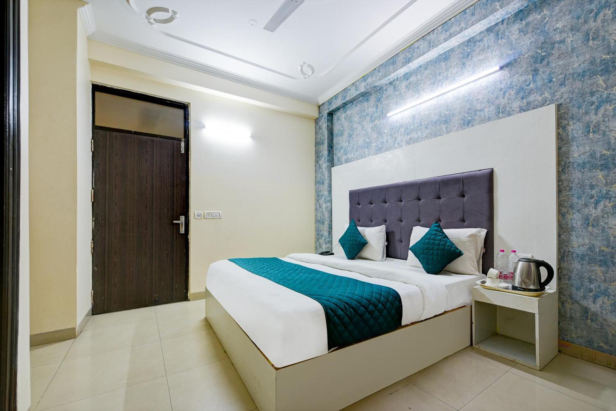 Hotel Ark Wood At Airport Yeni Delhi Dış mekan fotoğraf