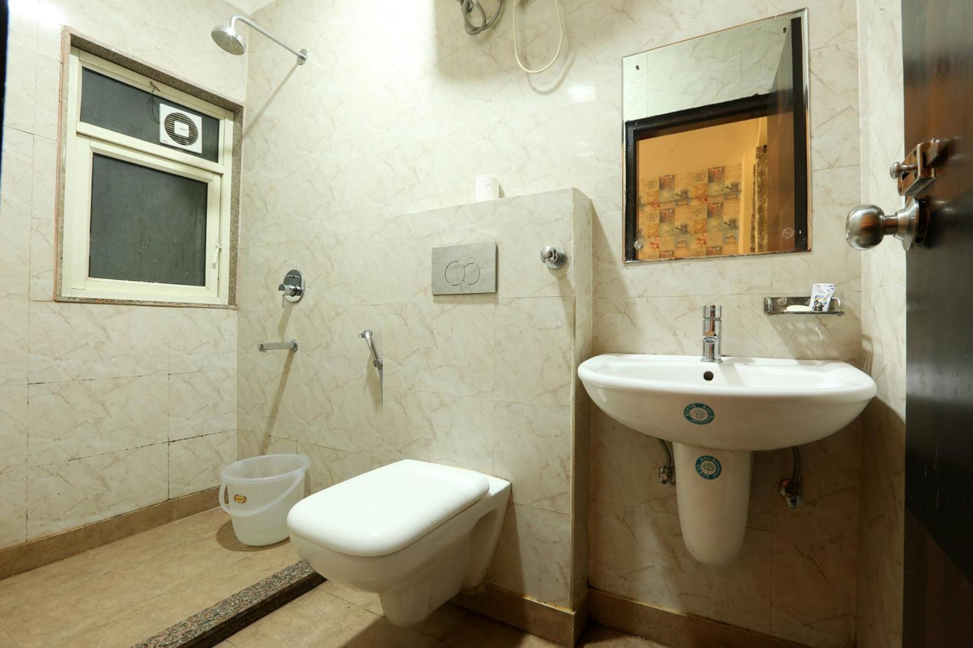 Hotel Ark Wood At Airport Yeni Delhi Dış mekan fotoğraf