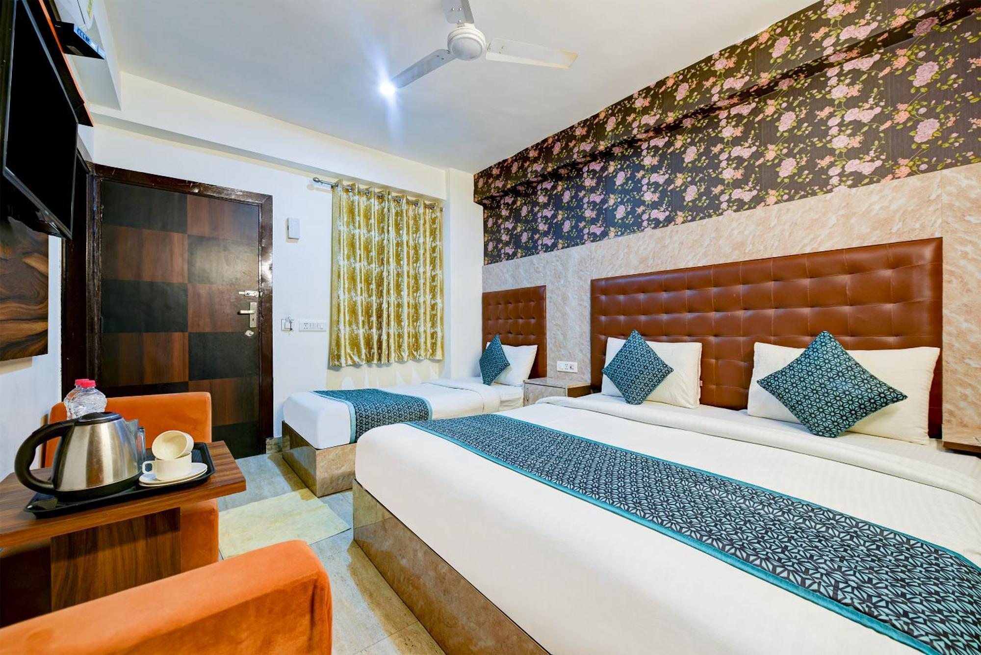 Hotel Ark Wood At Airport Yeni Delhi Dış mekan fotoğraf