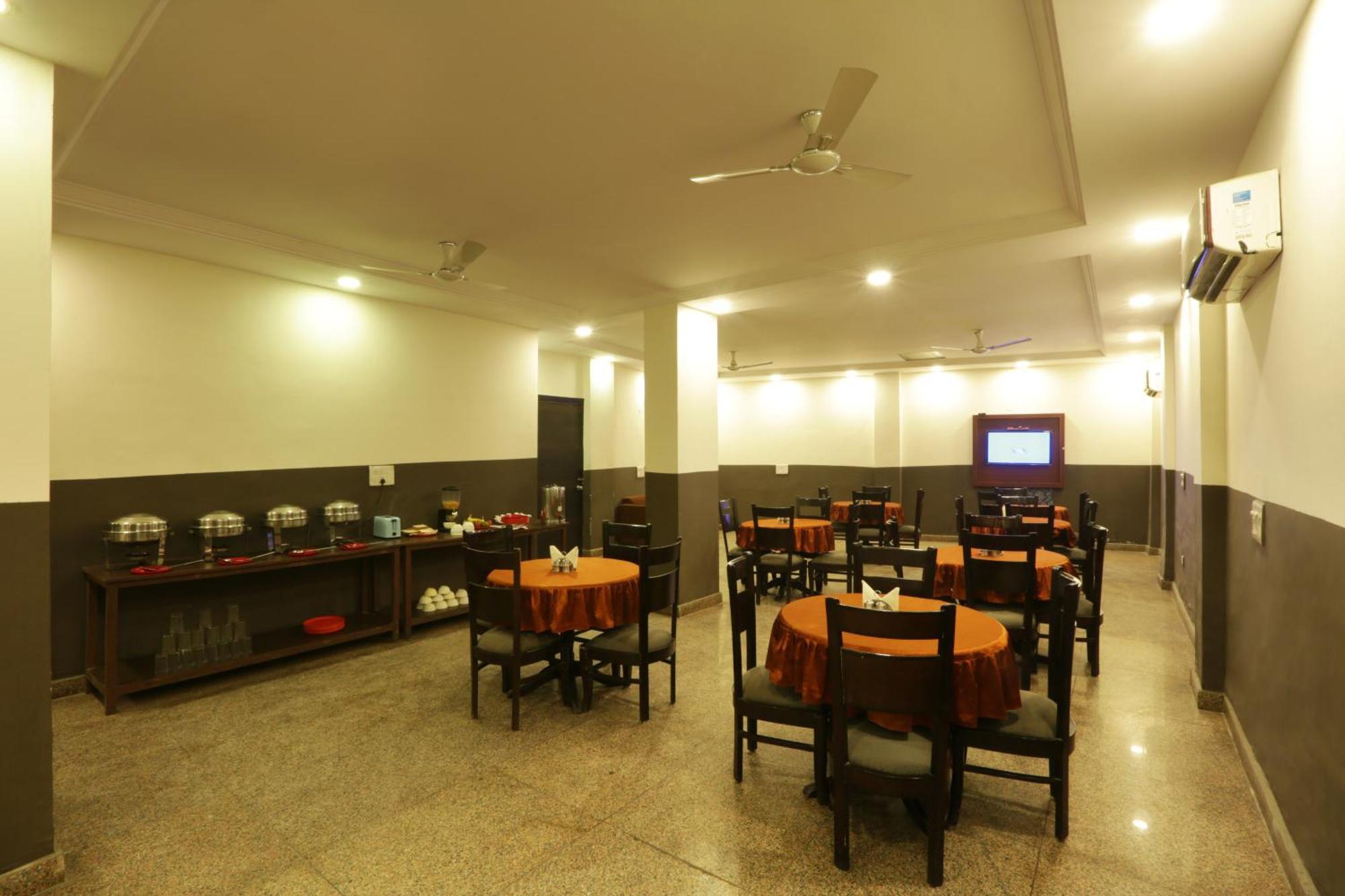 Hotel Ark Wood At Airport Yeni Delhi Dış mekan fotoğraf