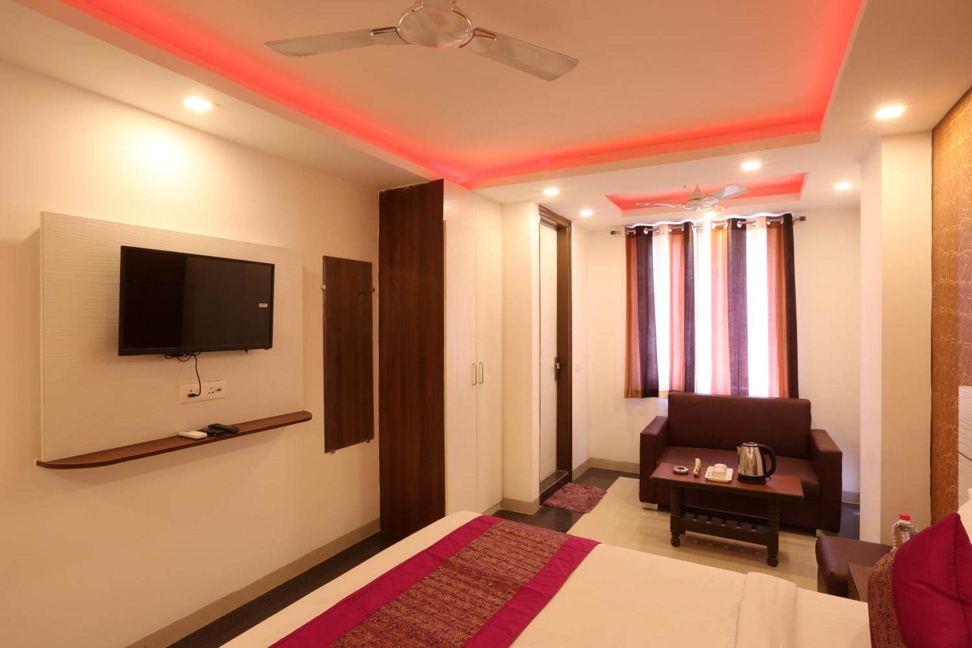 Hotel Ark Wood At Airport Yeni Delhi Dış mekan fotoğraf