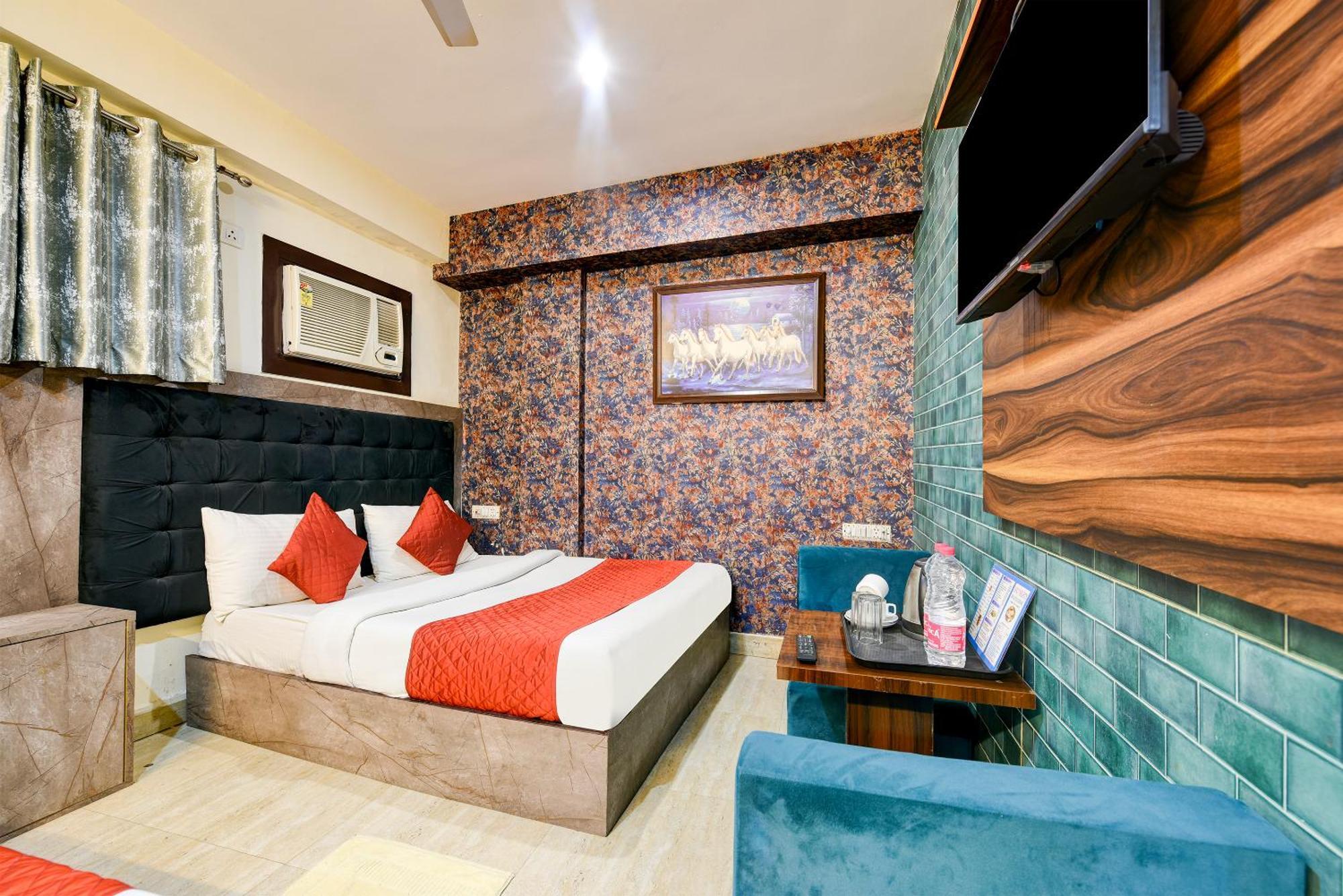Hotel Ark Wood At Airport Yeni Delhi Dış mekan fotoğraf