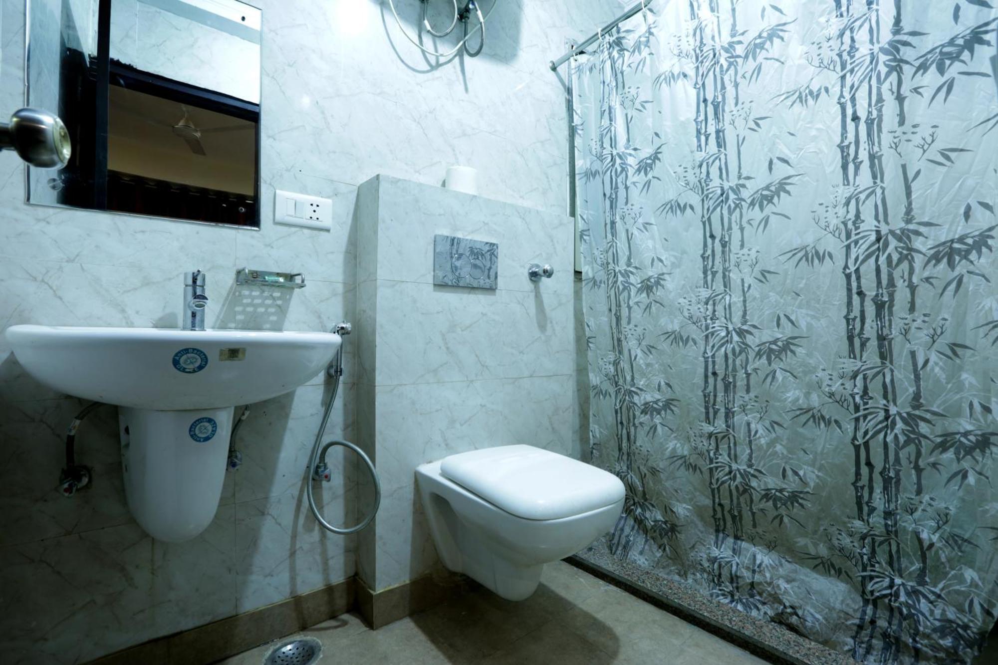 Hotel Ark Wood At Airport Yeni Delhi Dış mekan fotoğraf